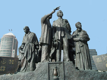 2001 : "Gateway to Freedom" Monuments Dedicated in Detroit and Windsor